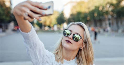 Coraz Więcej Młodych Ludzi Cierpi Z Powodu Nadgarstka Selfie Zdrowie
