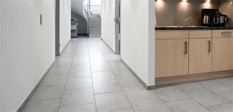 El pavimento imitación madera da un aspecto muy natural y elegante al suelo de mi cocina. Decorablog - Revista de decoración