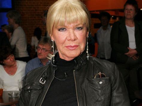 Schauspielerin ingrid van bergen liegt im krankenhaus. Fans in Sorge: Ingrid van Bergen schwer gestürzt ...