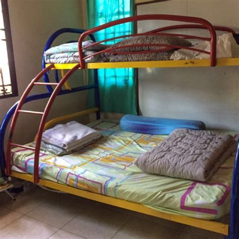 Tempat tidur dengan dua katil diletakkan di atas yang lain adalah penyelesaian untuk ibu bapa dengan dua anak yang tinggal di tapak semaian biasa. Katil 2 Tingkat Kayu | Desainrumahid.com