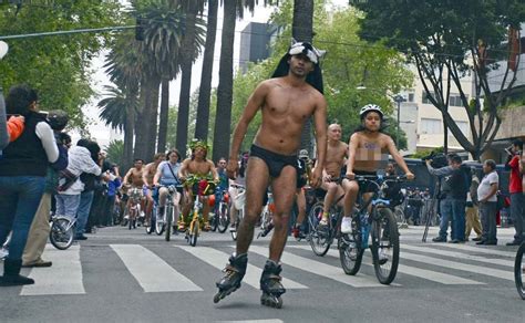 Ciclistas se pasean desnudos por la Ciudad de México