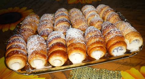 Cannoncini are made of crispy puff pastry and filled with luscious creamy pistachio goodness. ...FollieDiCioccolato...: Cannoncini alla ricotta