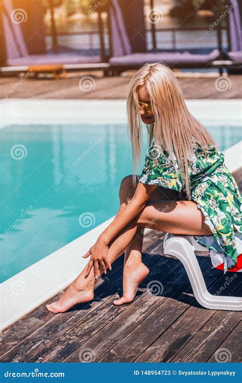 Schne Sexy Blond Haarige Frau Die Auf Einem Strand Aufwirft Stockbild Bild Von Recht