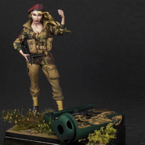 Scale Unpainted Resin British Female Paratrooper Base Included Collection Figure Model