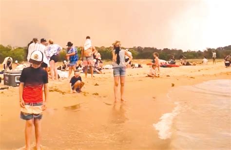 Wildfires Trap Thousands On Australian Beaches The Jerusalem Post