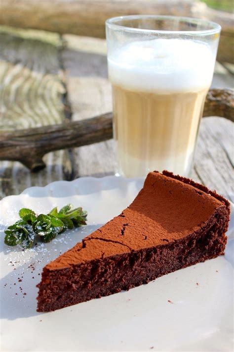 Lust auf ein kleines stückchen kuchen? Dieser göttliche Schokoladenkuchen ist super-schokoladig ...