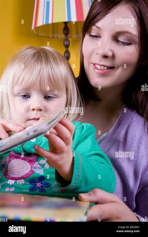 Una Madre Y Su Hija En Casa Divertirse Y Aprender A Leer Y Escribir