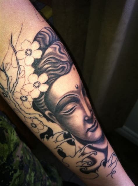 Ce tatouage représente un homme portant vêtu intégralement de noir qui monte sur un escalier le menant au ciel. idee tattoo bouddha femme photorealiste fleur de cerisier ...