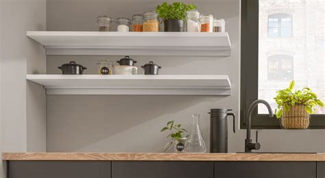 La combinaison d'étagères noires et blanches est visuellement très attrayante. Étagère murale blanche - en laqué ou satiné mat | REGALRAUM