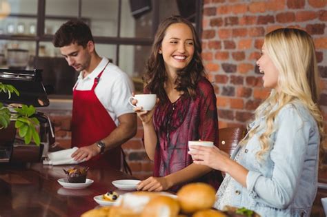 Amigas Tomando Un Café En La Cafetería Foto Premium