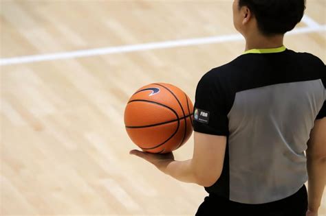 jumlah wasit bola basket adalah