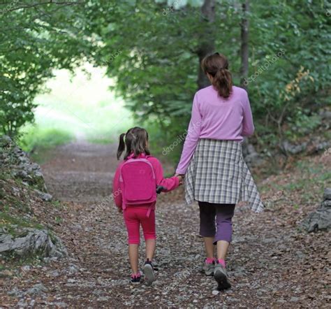 Mom And Daughter Holding Hands Walking — Stock Photo