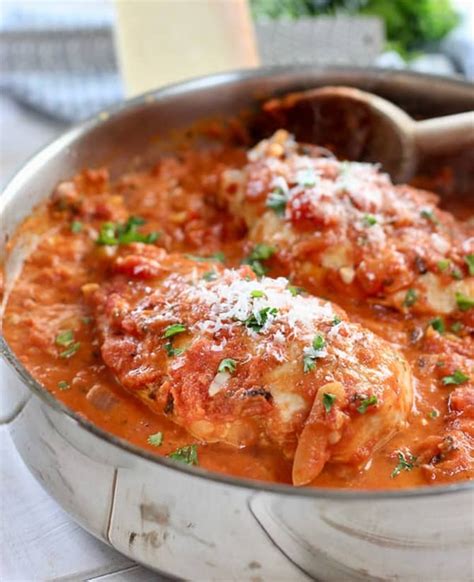 Blancs- de - poulet -la- sauce -tomate-et-champignons