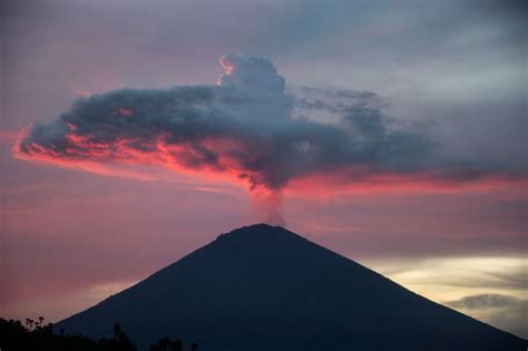 indonesia el volcán monte agung entra en erupción en bali