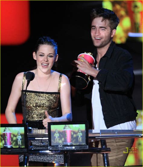 Robert Pattinson And Kristen Stewart Best Kiss Winners Photo 2456796 2010 Mtv Movie Awards