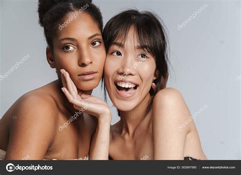 Retrato Dos Mujeres Semidesnudas Multinacionales Posando Juntas Sonriendo Aisladas Sobre