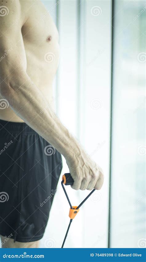 Homem Que Exercita O Torso Do Nude Foto De Stock Imagem De