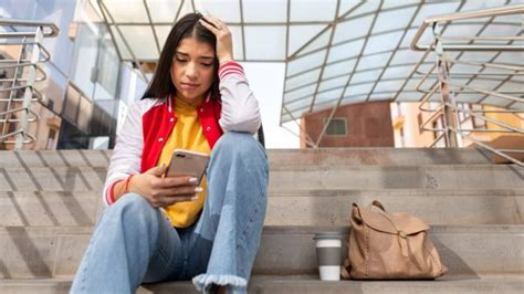 Chicas al límite por qué las adolescentes sufren más la ansiedad y la depresión que provocan