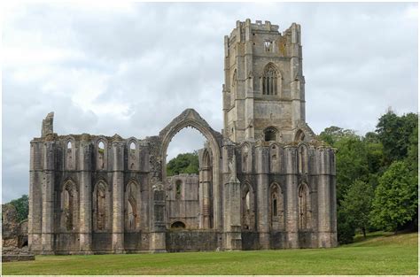 A stroll around Fountains Abbey - Travel with me