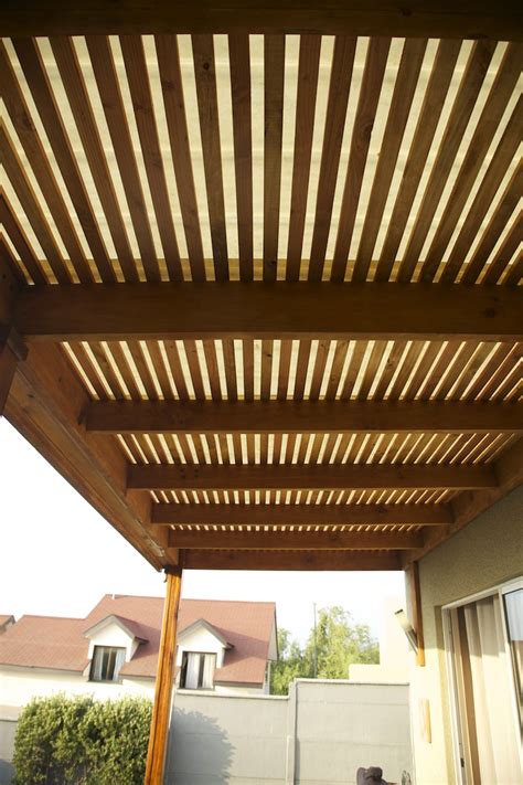 Esta madera debe de colocarse de color claro barnizada con barniz incoloro. Terraza y Madera | Techos de Madera