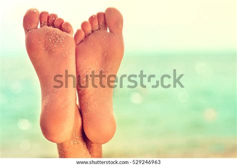 Perfect Clean Female Feet Sea Sand 스톡 사진지금 편집 529246963