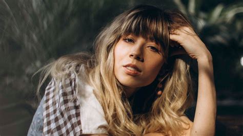 Jennette Mccurdys Memoir Shares A Troubled Relationship With Her