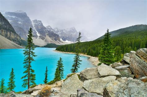 Premium Photo Beautiful Turquoise Waters Of Moraine Lake In Banff