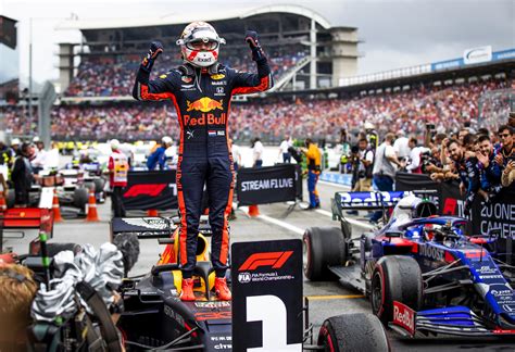 Of waar je ook wilt, want met de ziggo go app zie je je favoriete sporters ook op je mobiel. Max Verstappen - MAX Vandaag