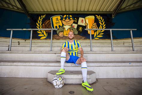 Op de 11e februari om 11 over 11 presenteerde rkc waalwijk haar nieuwe carnavalsshirt. RKC Waalwijk voetbalshirts 2020-2021 - Voetbalshirts.com