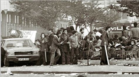 Bu nedenle 1977 1 mayıs'ına 'kanlı 1 mayıs' denmektedir. MİTin 1 Mayıs Raporu ve Silahlı İşçiler