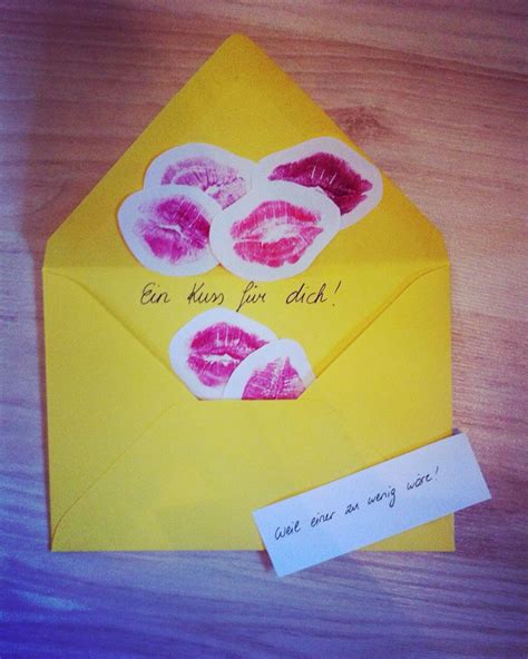 Ein witziges valentinsgeschenk für fernbeziehungen ist ein kuschelkissen, das mit eurem lieblingsfoto bedruckt wurde, oder gleich der. Ein Kuss für dich- weil einer zu wenig wäre, Geschenk ...