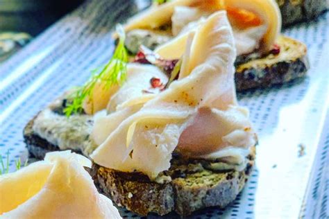 Un piatto perfetto per l'estate, fresco e facile da preparare, alla portata di tutti. Ricetta di filetto di tonno scottato con insalata calda di ...
