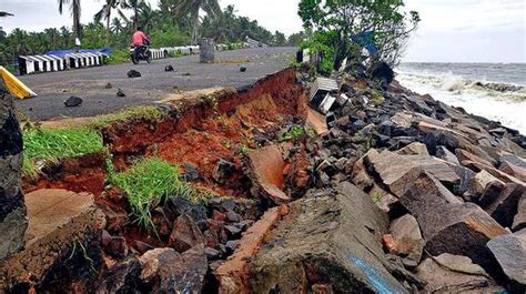 Severe Sea Erosion In Kadalundy As Heavy Rain Lashes District The Hindu