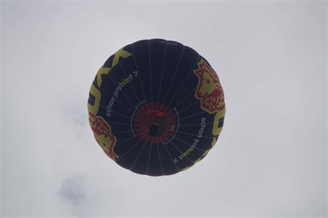 Gambar Langit Balon Udara Terbang Mendorong Hitam Lingkaran Dari Bawah Olahraga Air