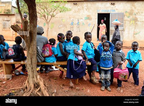 Burkina Faso Bobo Dioulasso Les Enfants à Lécole Vor Einer Schule