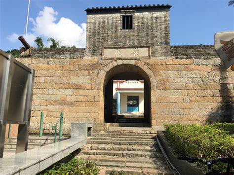 Tung chung (an area in hong kong). 清の時代の防衛拠点を探索〜東涌炮台（Tung Chung Fort）〜香港歴史散歩@ランタオ島(大嶼山)東涌 | まるこの ...