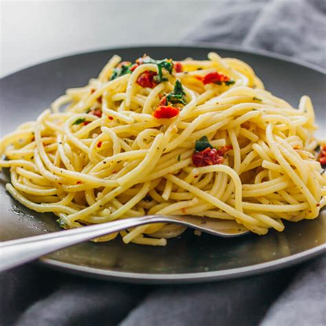 Posted by olivia mesquita on february 4, 2017 0 comment ». One pot spaghetti aglio e olio - savory tooth