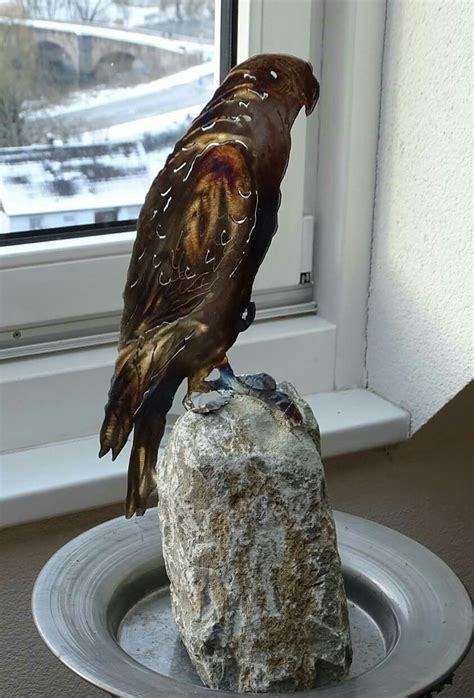 Eine inspiration für kunst und garten: Falke auf Stein | Haus und garten, Kunst aus metall und Steine