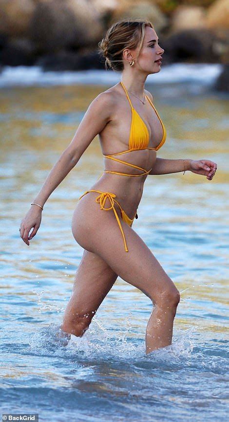 Kimberley Garner Flaunts Her Jaw Dropping Figure In A Tiny Bikini