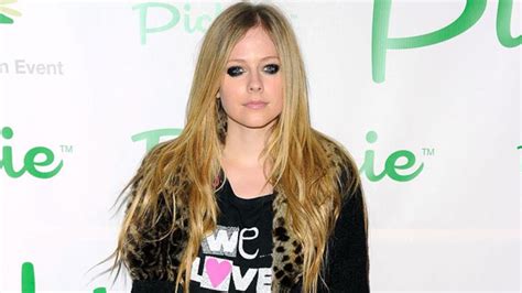 Avril Lavigne Engaged Entertainment Tonight