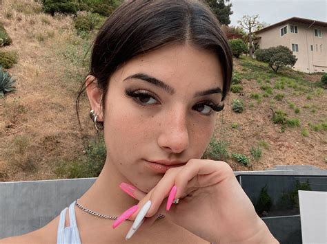 #wallpaper #aesthetic #tumblr #charli #damelio #charlie #amelio #red #vermelho. charli d'amelio on Instagram: " " in 2020 | Beautiful girl ...