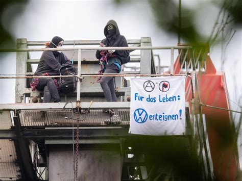 Protest Bei Autobauer Klimaaktivisten Gegen VW An Bagger Und