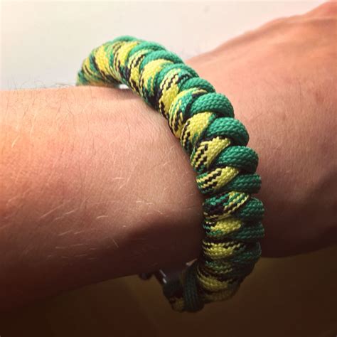 Different ways to use the paracord bracelet when you are out camping in the wilderness. Sawtooth braid paracord bracelet, home made! | Paracord bracelets, Paracord, Rope bracelet