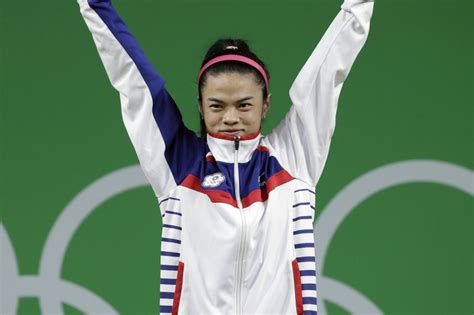 奧運舉重女子 53 公斤級台灣選手許淑淨和中國大陸選手黎雅君爭金，黎雅君挺舉第 1 把以為成功，其實是失誤，接下來也失誤，讓許淑淨提前摘金，陸媒除. 「心情低落，大哭一場」許淑淨很想為國爭光 卻因舊傷退賽 -風傳媒