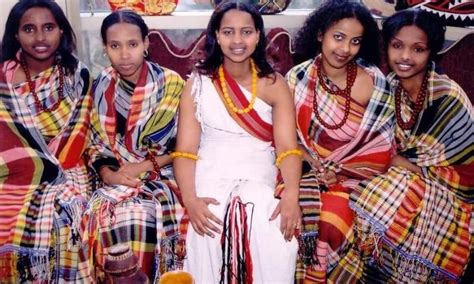 Somali Women In Cultural Clothing Somali Somali Wedding Women