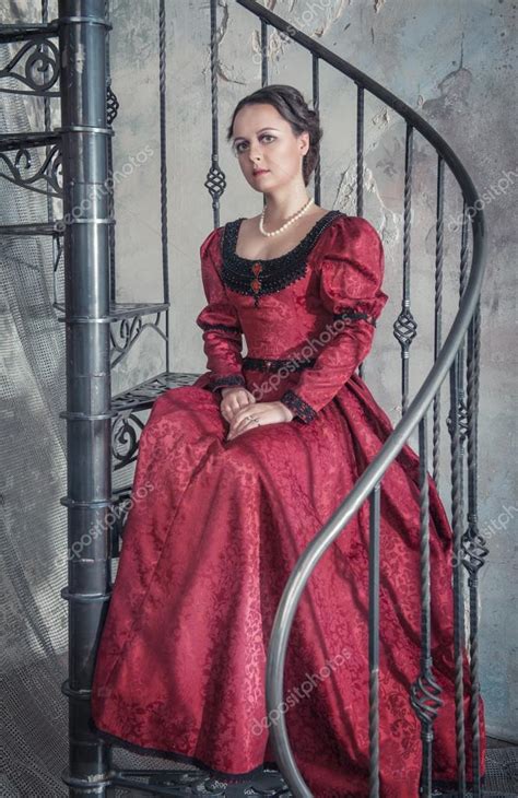 Beautiful Woman In Medieval Dress On The Stairway — Stock Photo