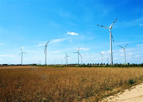 Die strompreise in deutschland haben sich seit der jahrtausendwende mehr als verdoppelt. Komisch seit es überall Windräder gibt ...ist es extrem ...
