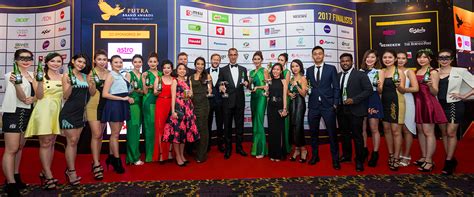 Hosea heen (right), head of sales of it & mobile business, samsung malaysia electronics, accepting the gold award under the communications devices segment at the 2018 putra brand awards. Three Cheers For HEINEKEN MALAYSIA BERHAD at Putra Brand ...