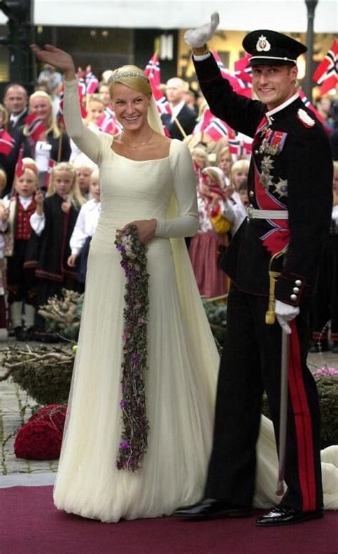 August 2001 vor den traualtar, um dem norwegischen kronprinzen haakon das jawort zu geben. Pin von Kö ln auf Haakon & Mette-Marit | Königin ...