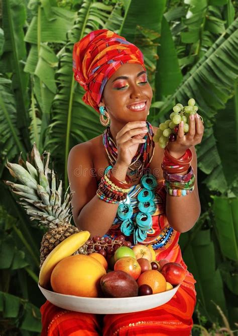 Retrato De Uma Negra Africana Americana Sorrindo Em Um Fundo Azul Foto
